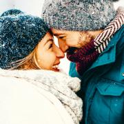 Ein Paar freut sich über ein Geschenk zu Weihnachten!