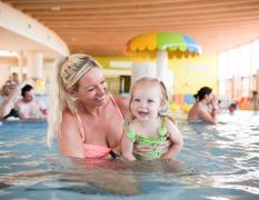 Hotel Sonnenpark **** Ein Mädchen genießt das Baden im Hotel Sonnenpark
