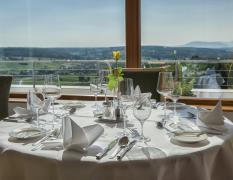 Hotel und Spa Der Steirerhof Gedeckter Tisch im Panoramarestaurant des Hotel und Spa Der Steirerhof