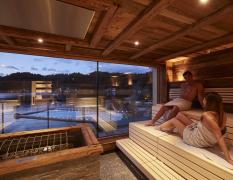Hotel Hochschober Ein Paar in der Sauna im Hotel Hochschober