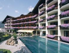Hotel Kirchheimerhof Aussenansicht und Aussenpool im Hotel Kirchheimerhof