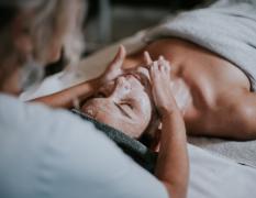 Die Wasnerin ****s Eine Dame genießt eine Kosmetikbehandlung im Hotel Die Wasnerin