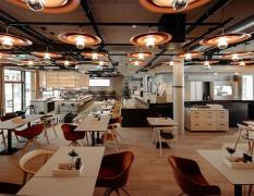 DIPS and DROPS - The First Bike And Ski Hub Blick in das Restaurant im Dips and Drops Hotel