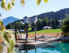 Soulsisters Hotel Kaprun Badeteich im Garten des Hotels Soul Sisters