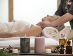 Waldhof Fuschlsee Resort Eine Dame genießt eine Nackenmassage im Wellnessbereich des Waldhof Fuschlsee Resort
