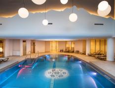 Hotel Norica Innenpool mit Liegen im Hotel Norica