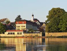 Gesundheitshotel Gugerbauer Aussenansicht des Gesundheitshotels Gugerbauer direkt am Fluss Inn