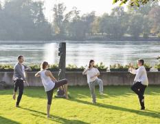 Gesundheitshotel Gugerbauer Mehrere Gäste beim TaiChi direkt am Wasser im Gesundheitshotel Gugerbauer