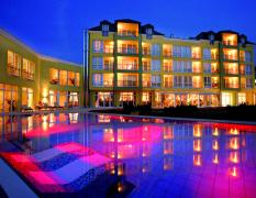 Parkhotel Bad Schallerbach Aussenansicht des Parkhotels Bad Schallerbach mit Aussenpool in Abendstimmung