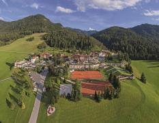 Der Lärchenhof Luftbild über das Hotel Der Lärchenhof und die Umgebung im Sommer