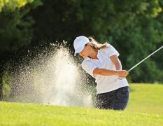 Der Lärchenhof Eine Frau beim Golfspielen in der Nähe des Hotels Der Lärchenhof