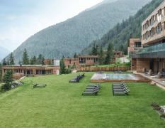 Gradonna Mountain Resort Aussenansicht des Hotels Gradonna Mountain Resort mit Liegewiese