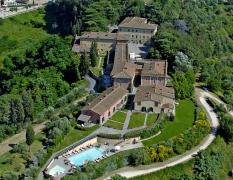 Borgo di Colleoli Resort Blick auf das Hotel Borgo di Colleoli Resort aus der Luft aus