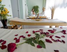 Grand Hotel Astoria Ein Doppelbett mit roten Rosenblättern dekoriert im Grand Hotel Astoria