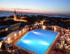 Grand Hotel Astoria Aussenpool des Grand Hotel Astoria in der Nacht