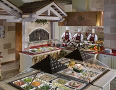 Grand Hotel Terme und Spa Buffet im Grand Hotel Terme und Spa mit Live-Küche und drei Köchen