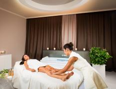 Grand Hotel Trieste und Victoria Eine Dame bei einer Massage im Grand Hotel Trieste und Victoria