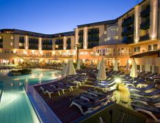 Lotus Therme Hotel und Spa Aussenansicht in Abendstimmung des Lotus Therme Hotel und Spa