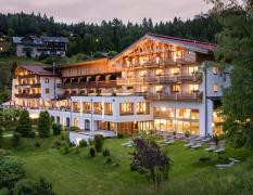 Inntalerhof DAS Panoramahotel Aussenansicht des Inntalerhofes DAS Panoramahotel am Abend