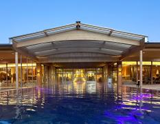 RETTER Bio-Natur-Resort Aussenansicht des Spabereiches mit Aussenpool im RETTER Bio-Natur-Resort