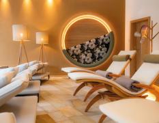 RETTER Bio-Natur-Resort Ruheraum im Hotel Retter mit Liegen und Lichteffekten