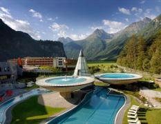 AQUA DOME - Tirol Therme Längenfeld Aussenbecken Überblick im Sommer in der AQUA DOME - Tirol Therme Längenfeld