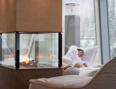 AQUA DOME - Tirol Therme Längenfeld Spa mit Liegen und Glaskamin im AQUA DOME - Tirol Therme Längenfeld