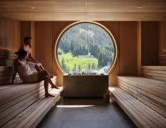 Sporthotel Wagrain Zwei Gäste in der Sauna mit Ausblick im Sporthotel Wagrain