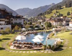 Hotel Nesslerhof Gartenansicht mit Naturschwimmteich im Hotel Nesslerhof
