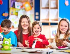 Eine Gruppe von Kindern beim Basteln im AIGO Familien und Sport Resort
