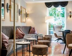 Lounge mit vielen Sitzgelegenheiten im ARCOTEL Castellani Salzburg