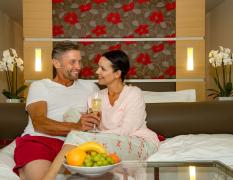 Ein Pärchen im Doppelzimmer des Hotels und Spa Linsberg Asia