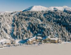 Panorama im Winter des Seehotels Jägerwirt