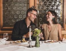 Pärchen beim Abendessen im Restaurant des Seehotels Jägerwirt