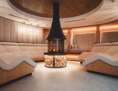 Ruheraum mit Liegen und modernem Glaskamin in der Ferienwelt Kesselgrub