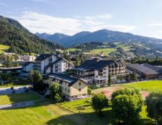 Aussenansicht des Sporthotels Royer in Schladming im Sommer