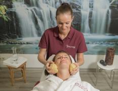 Eine Dame genießt eine Behandlung durch eine Therapeutin im Johannesbad Hotel Palace