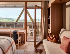 Blick auf den Balkon mit Aussicht eines Doppelzimmers im Falkensteiner Genuss und Wohlfühlhotel Mühlviertel