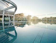 Hotel A by Adina - Infinitypool mit Blick nach Wien