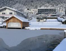 Das Seehotel Hoffmann und der Ossiacher See im Winter