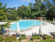 Schwimmbad aussen im Borgo di Colleoli Resort mit Liegen und Gästen