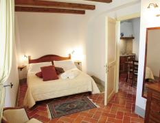 Doppelzimmer mit  rustikaler Einrichtung im Borgo di Colleoli Resort