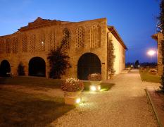 Aussenansicht eines Nebengebäudes im Borgo di Colleoli Resort bei Abendstimmung