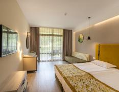 Zimmer mit Doppelbett und Sicht zum Balkon hinaus im Grifid Hotel Encanto Beach MEDI SPA