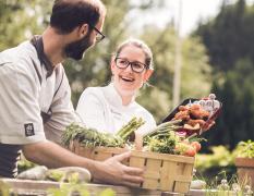 Zwei Mitarbeiter beim Zubereiten der Speisen im Garten des Landgasthofes Neugebauer