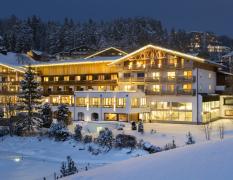 Winteransicht Inntalerhof am Abend