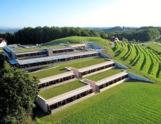 Genusshotel Riegersburg Aussenansicht des Genusshotel Riegersburg und der umliegenden Weinberge