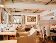 Blick in das Restaurant des Machers Landhotels mit dezenten Farben