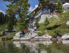 Ein Mann am See beim Machers Landhotel