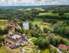 Luftbild über das Schlosshotel Rosenau